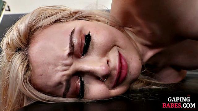 Две зрелые лесбиянки трахаются страпоном и балуются фистингом и бондажем.