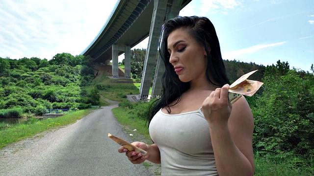 сочная милфа с большими сиськами глубоко сосёт и получает жаркий трах на свежем воздухе