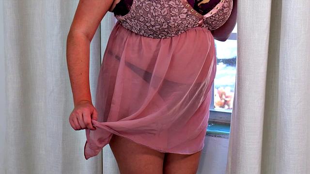 Аннабель трёт свою шикарную грудь в прозрачной ночнушке