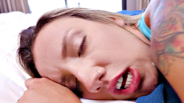 татуированная шлюха дрочит киску и получает двойной анал от двух черных