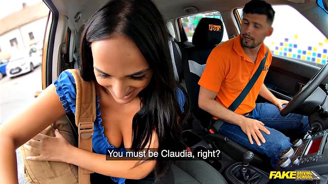 Испанская страсть в авто: Клаудия Бавел заводит сиськами и жарким минетом!