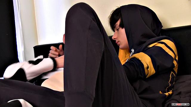 Твинка застукали за дрочкой в трусах! - Аарон Аурора и Джей Электра
