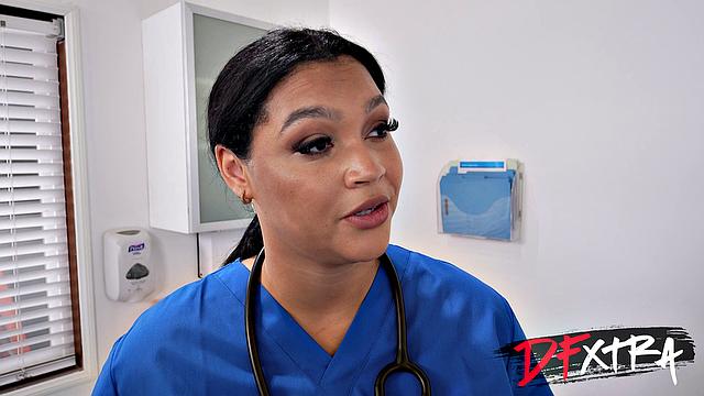 врачиха с огромными сиськами собирает сперму грудью