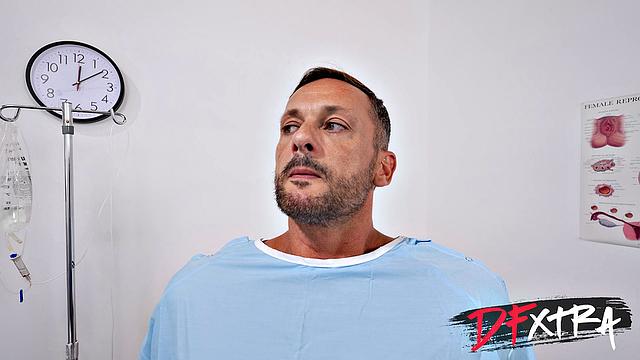 врачиха с огромными сиськами собирает сперму грудью