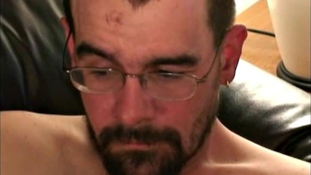 Кенни мощно дрочит зрелый член и кончает по-взрослому