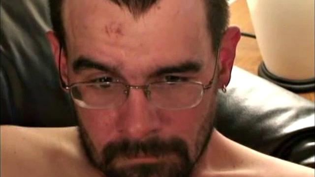 Кенни мощно дрочит зрелый член и кончает по-взрослому