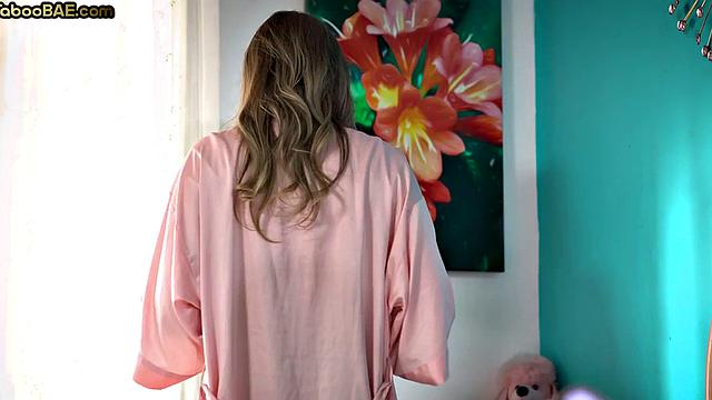 эти попки вместо фитнеса катаются на члене босса, счётчик калорий не нужен