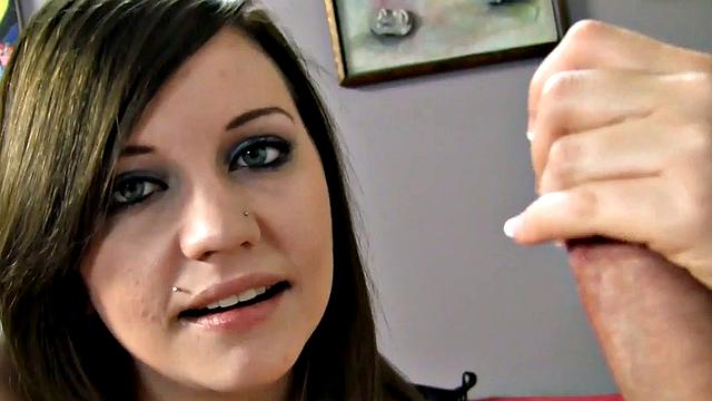 пирсингованная подруга смазывает член и шутит похабно - pov с приколами