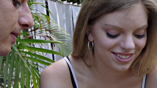 Триша делает минет и трахается в анал с парнем на природе