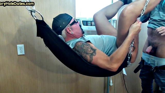 волосатый мужик с усами яростно сосёт и подставляет жопу на голо