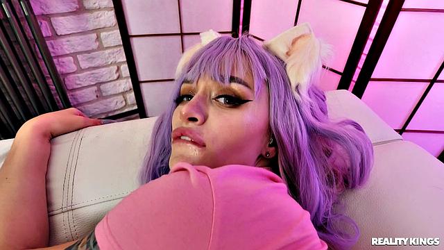 Парень помогает Leah Meow подготовиться к горячей трансляции и трахает её перед камерой.