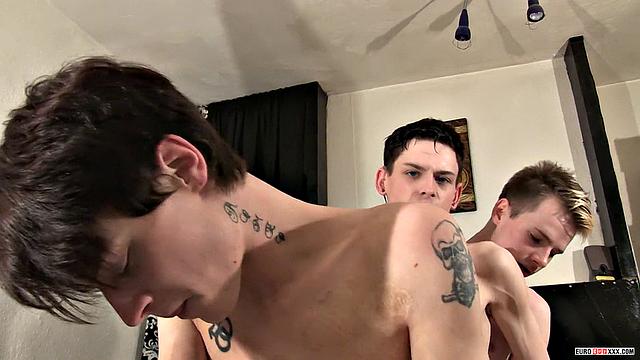 Twinky Slut Aaron Takes 2 Dicks - Aaron Aurora, Kamyk Walker &amp;amp; Skye Romeo