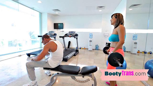 большая грудь, большая задница: латинка-транс трахает тренера по-своему