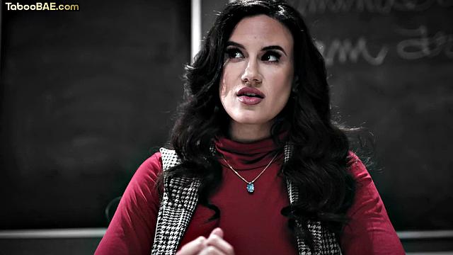 стройная красотка устраивает шоу в классе, учитель с трудом сдерживается