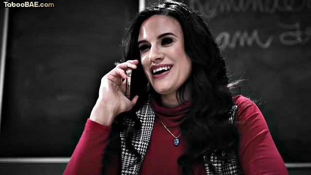 стройная красотка устраивает шоу в классе, учитель с трудом сдерживается