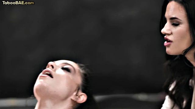 стройная красотка устраивает шоу в классе, учитель с трудом сдерживается