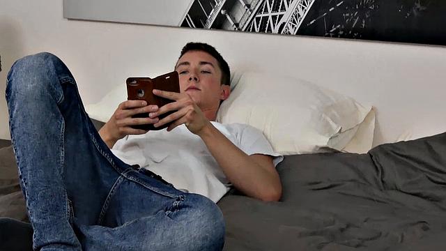 Отчим нужны деньги, поэтому сдаёт рот своего взрослого сына богатому другу