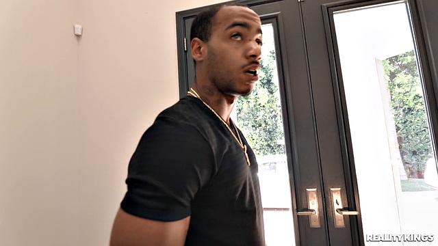 Elle Lee соблазняет соседа Mazee The Goat и трахается с ним на новом диване в гостиной.