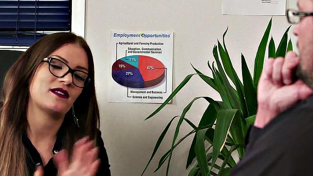 Британская дама с огромными сиськами приказывает дрочить прямо в офисе