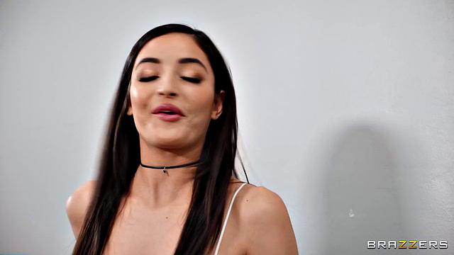 Эмили Уиллис на четвереньках подчиняется Пейдж Оуэнс и получает лесбийский секс в женском клубе Zeta Zeta Alpha.