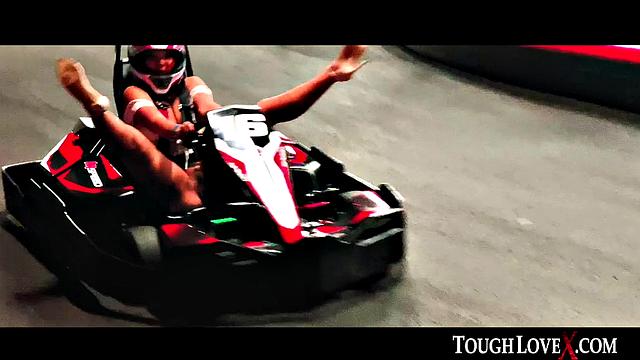 Сахара Леоне в наручниках принимает по полной в жарком тройничке