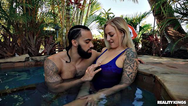 Зрелая блондинка учит падать на доске, а потом тянет за собой в горячую ванну - курсы с раздеванием от Elana Bunnz и Джеймса Энджела.