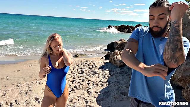 Зрелая блондинка учит падать на доске, а потом тянет за собой в горячую ванну - курсы с раздеванием от Elana Bunnz и Джеймса Энджела.