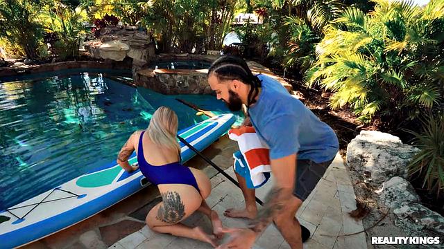 Зрелая блондинка учит падать на доске, а потом тянет за собой в горячую ванну - курсы с раздеванием от Elana Bunnz и Джеймса Энджела.