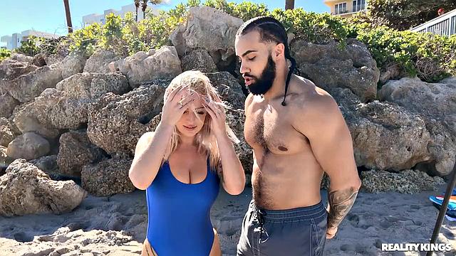 Зрелая блондинка учит падать на доске, а потом тянет за собой в горячую ванну - курсы с раздеванием от Elana Bunnz и Джеймса Энджела.