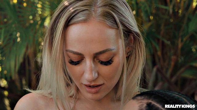 Зрелая блондинка учит падать на доске, а потом тянет за собой в горячую ванну - курсы с раздеванием от Elana Bunnz и Джеймса Энджела.