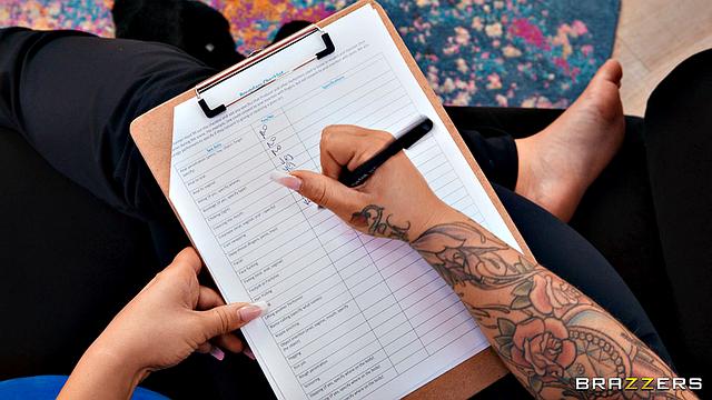 Анджела Уайт и Пейтон Пресли устроили с Миком Блу тройничок - делят красавца и шутят, кто от чьей груди быстрее кончит.