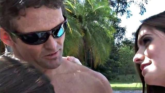 британские госпожи дрочат своему сабу с маленьким членом на улице втроём