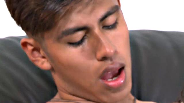 Седрик мощно жарит Нила и кончает на него