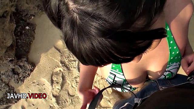Мэгуми Харука демонстрирует умелый минет на пляже, заставляя партнера стонать от удовольствия.