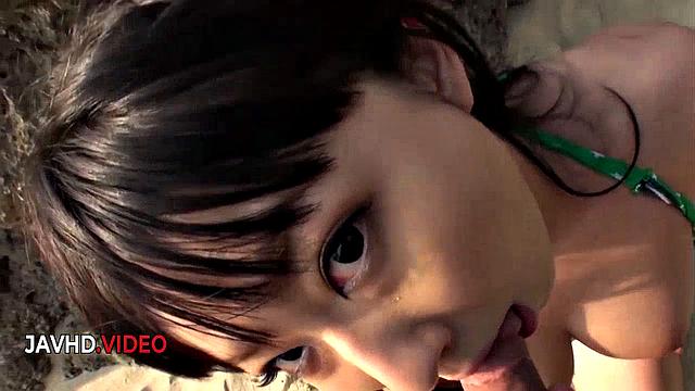 Мэгуми Харука демонстрирует умелый минет на пляже, заставляя партнера стонать от удовольствия.