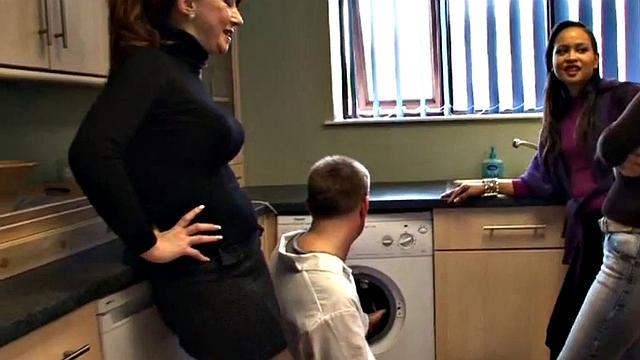 британские домины издеваются над микрочленом и дрочат ему