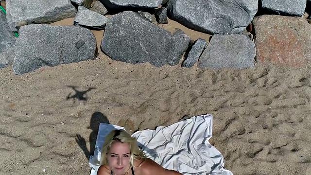 Pickedup euro babe gets fucked doggystyle on public beach