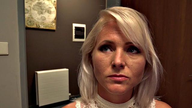 смотри, как зрелая блондинка трахается с гостями и получает кайф