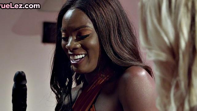 Dyke babes love fongering before toying wet pussy holes