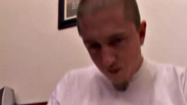 Зрелый мужик сосет свой стояк и дрочит до спермы