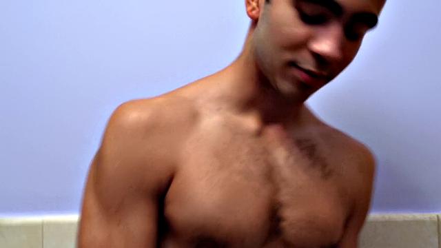 две подруги и парень жарко трахаются в ванной