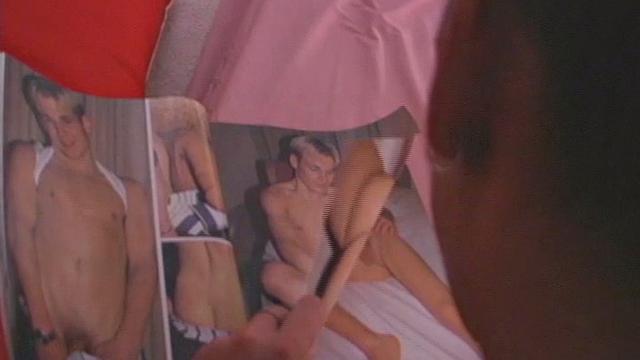 этан дрочит толстый член, не сдерживая оргазм