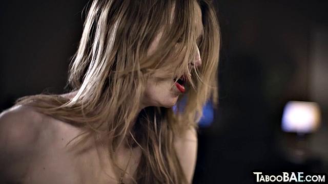 Пошлая любовница с большими сиськами жёстко трахается с парнем в чулках.