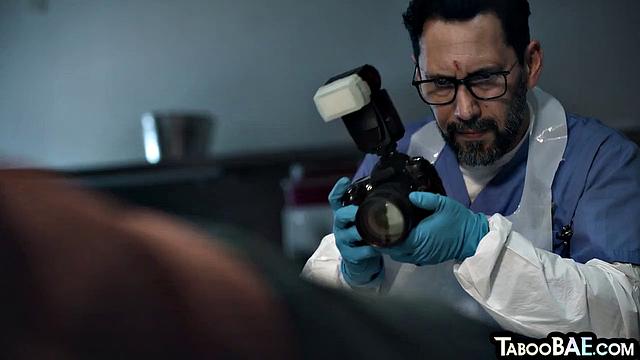 Пошлая любовница с большими сиськами жёстко трахается с парнем в чулках.