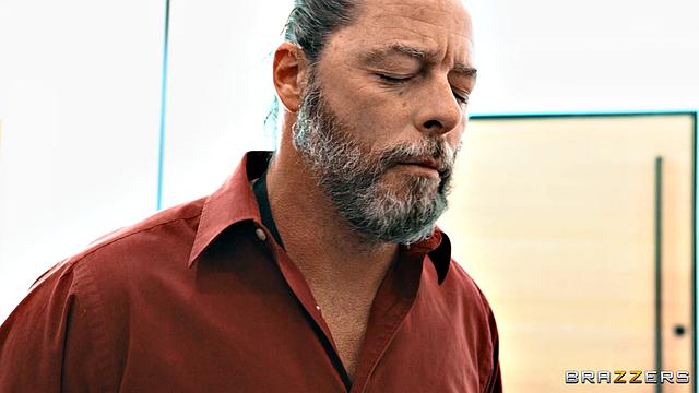 Смотри, как Sweet Vickie устраивает горячий тройничок с двумя парнями в прачечной!