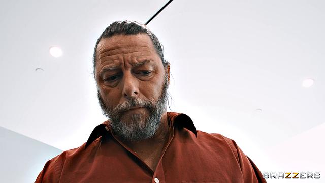 Смотри, как Sweet Vickie устраивает горячий тройничок с двумя парнями в прачечной!