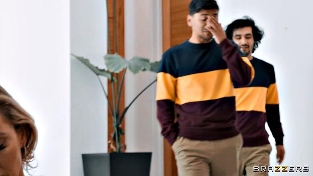 Смотри, как Sweet Vickie устраивает горячий тройничок с двумя парнями в прачечной!