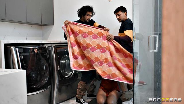 Смотри, как Sweet Vickie устраивает горячий тройничок с двумя парнями в прачечной!