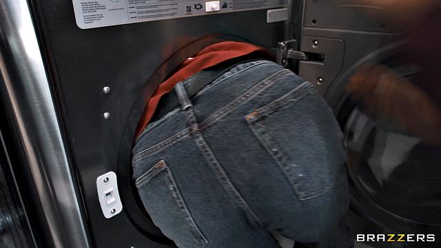 Смотри, как Sweet Vickie устраивает горячий тройничок с двумя парнями в прачечной!