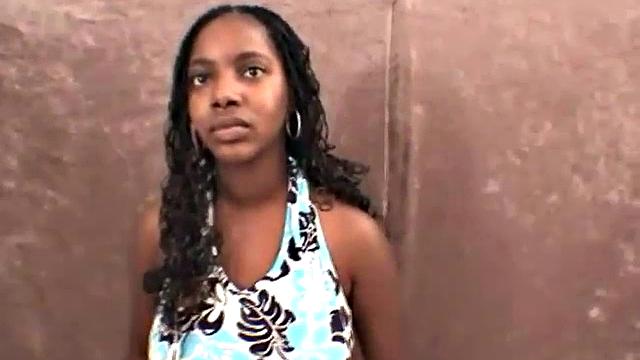 Эротичная чернокожая сосет член в pov и глотает сперму вблизи крупным планом.